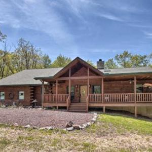 Cabin Retreat with Deck about 9 Mi to Hickory Run