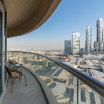 Spacious Apartment With Panoramic Skyline Views 