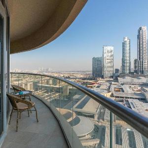 Spacious Apartment With Panoramic Skyline Views