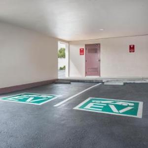 Super 8 by Wyndham San Bruno \/SF Intl Arpt West hotel in San Bruno