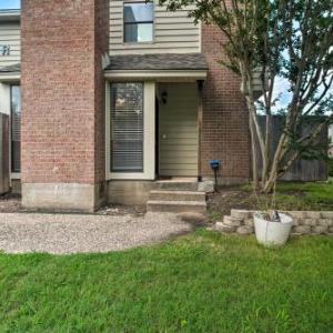 Charming Condo with Pool about 2 Mi to Texas A and M!