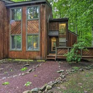 Contemporary Poconos Townhome - Ski and Swim!