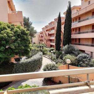 T2 avec Grande Loggia Parking Proche Plage et Commerces à La Favière - FR-1-610-68