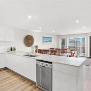 Villa Serene 3 6-10 Market Street - Surfside Apartments WiFi water views Air Con Pool