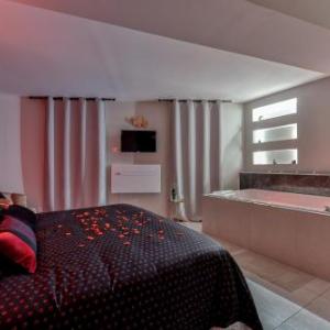 Les Gîtes de Laure - O Lit Divin Instant de volupté BALNEO SAUNA Climatisation 160m de la Cité Médiévale