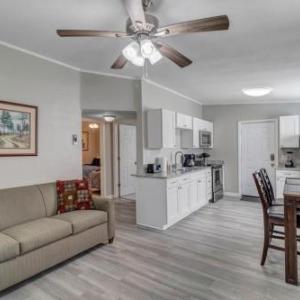 Cozy Bungalow - less than 10 min from NAS Jax!