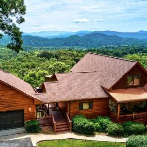 Large Murphy Cabin with Hot Tub and Mtn Views!