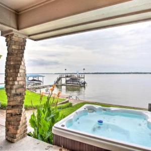 Cedar Creek Lake House with Private Hot Tub!