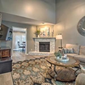 Modern Townhome with Fireplace Near Stoll Park