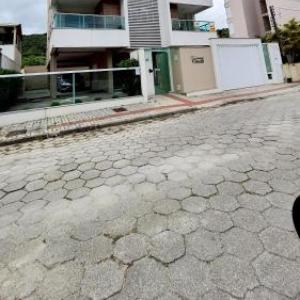 Residencial Renata - Apartamento completo na Praia de Palmas a 315 metros do mar com 3 dormitórios e acomodação para até 8 pessoas.