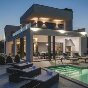 Villa Una in Pula with heated pool and whirlpool