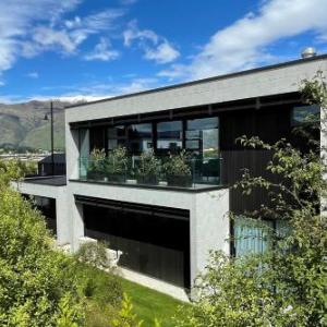 Luxurious Lake and Alpine Views
