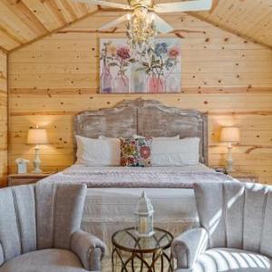 Fancy Cabin Right on Main St!