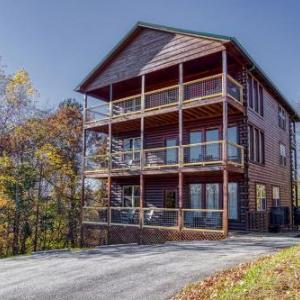 Cozy Bear Lodge Game Room Theater Room Hot Tub Free Attraction Tickets WIFI Sleeps 20!!!