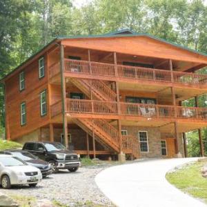 BRAND NEW CABIN-NATURE'S HAVEN LODGE 7 Bedrooms 9 Baths Pool Available Amazing Mountain View 3 Minutes from Downtown Sleeps 26