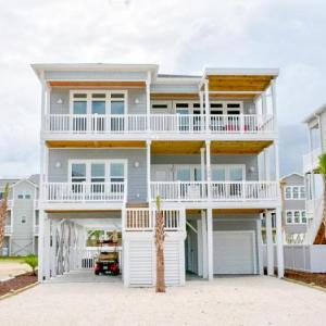 SEA ESTA - Ocean Isle Beach w Private Pool Tiki Bar Elevator Pool Table