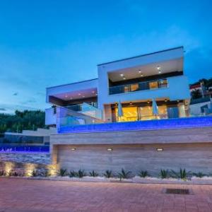 Villa Marassi with Heated Pool Hot Tub and Sauna