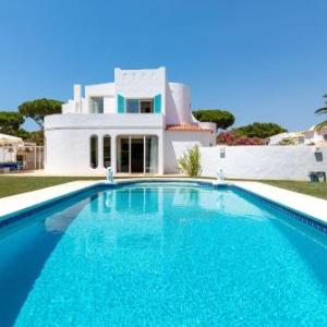 Elegant villa with private pool in Quarteira