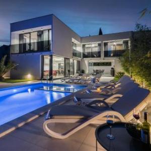 Villa Miaa newly built modern villa in Medulin for 9 people with heated swimming pool & jacuzzi