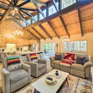 Pine Mtn Cabin with Hot Tub 2 Mins to Marina!