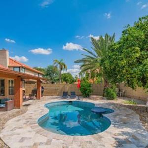 Luxe Patio Oasis - Fireplace Firepit Heated Pool home