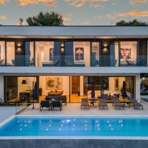 Luxury TABOO Villa & Spa in Medulin for 8 people with heated pool & wellness area