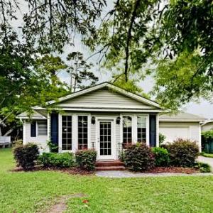 Renovated Interior - Carolina Room - Walk to Beach home