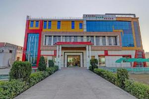 Vaccinated Staff - Capital O 78178 Kanha Resort, Aligarh