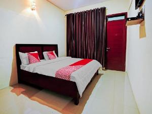 Vaccinated Staff - OYO 90331 Hotel Toba Shanda, Parapat