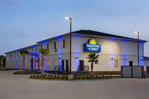 Days Inn & Suites by Wyndham Greater Tomball, Tomball