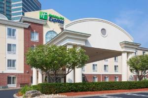 Holiday Inn Express Tower Center New Brunswick, an IHG Hotel, East Brunswick