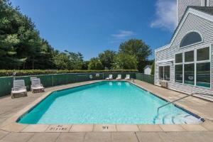 Days Inn & Suites by Wyndham Groton Near the Casinos, Groton