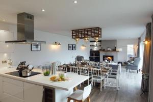 The Hawthorns - Large Luxury Cottage, Hot Tub, Sea Views, Saundersfoot