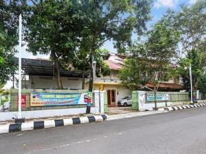SPOT ON 90744 Alika Homestay, Kudus