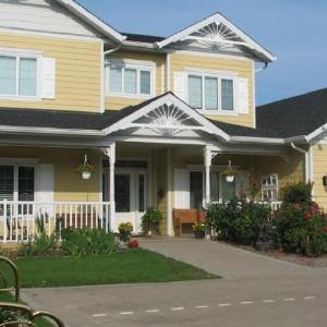 Hotels near Kelowna Community Theatre - Chesterfield Inn