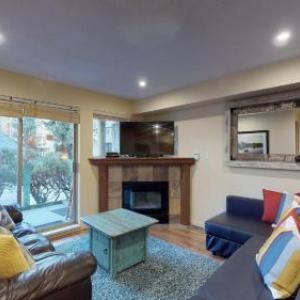 2BR plus Loft in Valhalla Village Location Covered Patio King Bed Hot Tub