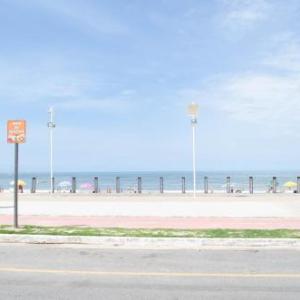 MELHOR ESCOLHA - 90 metros da Beira Mar - 2 Quartos com AR CONDICIONADOS SPLIT Air Fryer Wi-Fi Disney Plus Star Plus HBO Max Cadeiras de Praia Caixa Térmica - 7 pessoas - Perto de tudo!