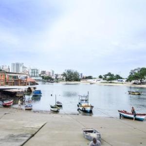CONFORTO IMBATIVEL - 25 metros do MAR - 2 Quartos com AR CONDICIONADOS SPLIT Air Fryer WI-FI Disney Plus Star Plus HBO Max Cadeiras de Praia e Caixa Térmica - 8 pessoas com Muito Conforto - Melhor Localização!