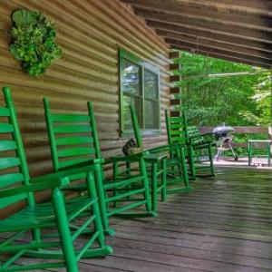 Comfy Maggie Valley Cabin on Creek with Hot Tub!