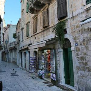 Apartments with parking space Omis - 19051