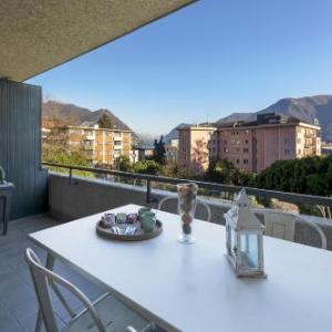 Monolocale con terrazzo vista lago Via Cassarinetta 7 by LR