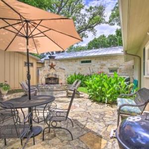 The Amorosa Cottage with Patio Walk Downtown