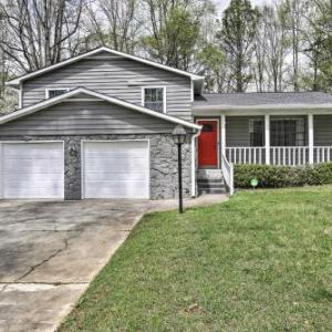 Picturesque Peach State Pad with Screened Porch