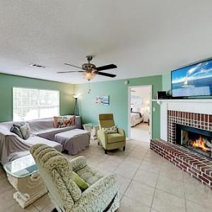 Navarre Retreat - Huge Fenced Yard - Grill Patio home