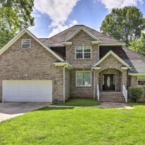 Stone Mountain Creekside Home 11 Mi to Dtwn!