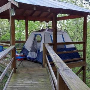 TreeTopper - Fully Set up tent Site! - BBQ - Firepit - Outdoor pool - hiking