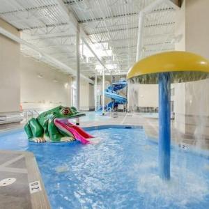 Nature's Nook by Instant Suites Pool & HotTub