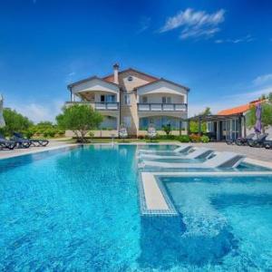 Family-friendly apartments with swimming pool Vir - Kozjak Vir - 18542