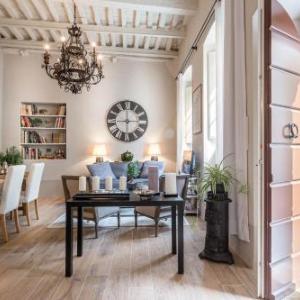Casa Janca Find sanctuary at extraordinary rates! Luxury Smart Apartment in Central Lucca