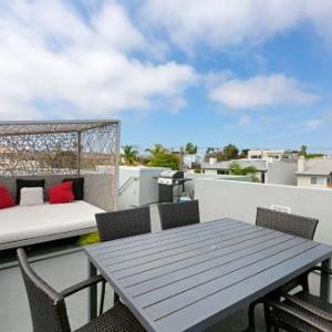 Luxe Gem Near Beach - EV Charger AC Rooftop Deck home